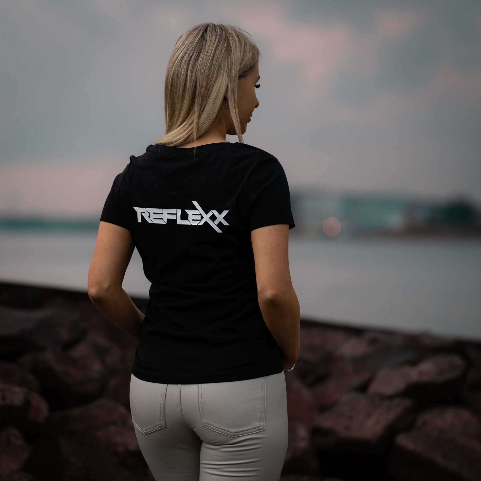 reflexx-merchandising-woman-back2